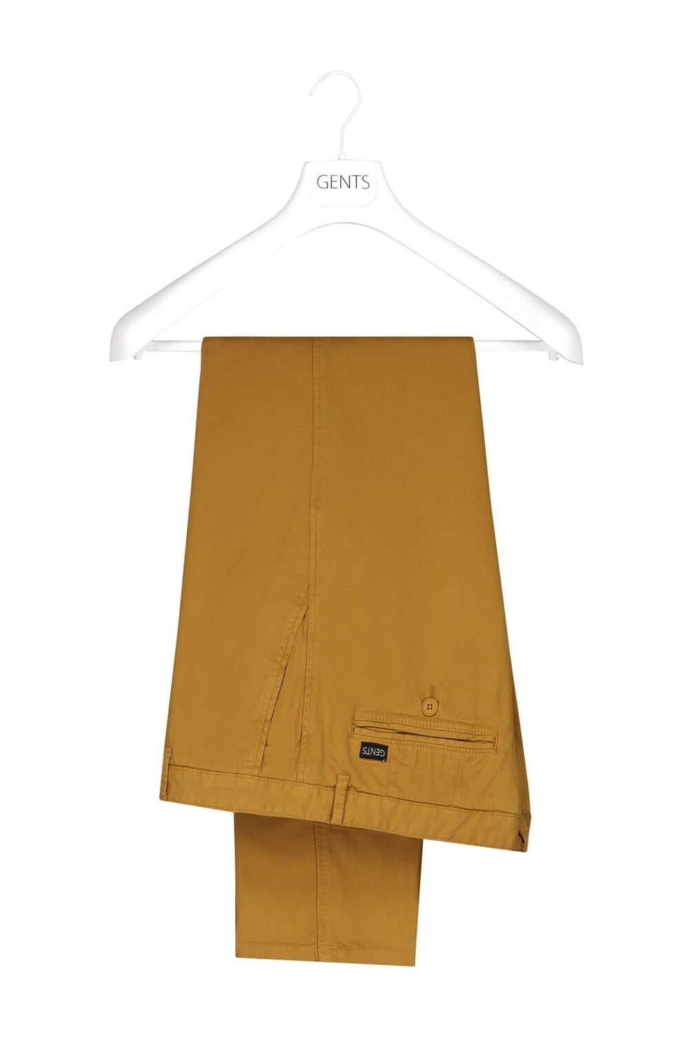 Chino seas-nos oker hanging on a hanger, made of breathable cotton, versatile and comfortable.