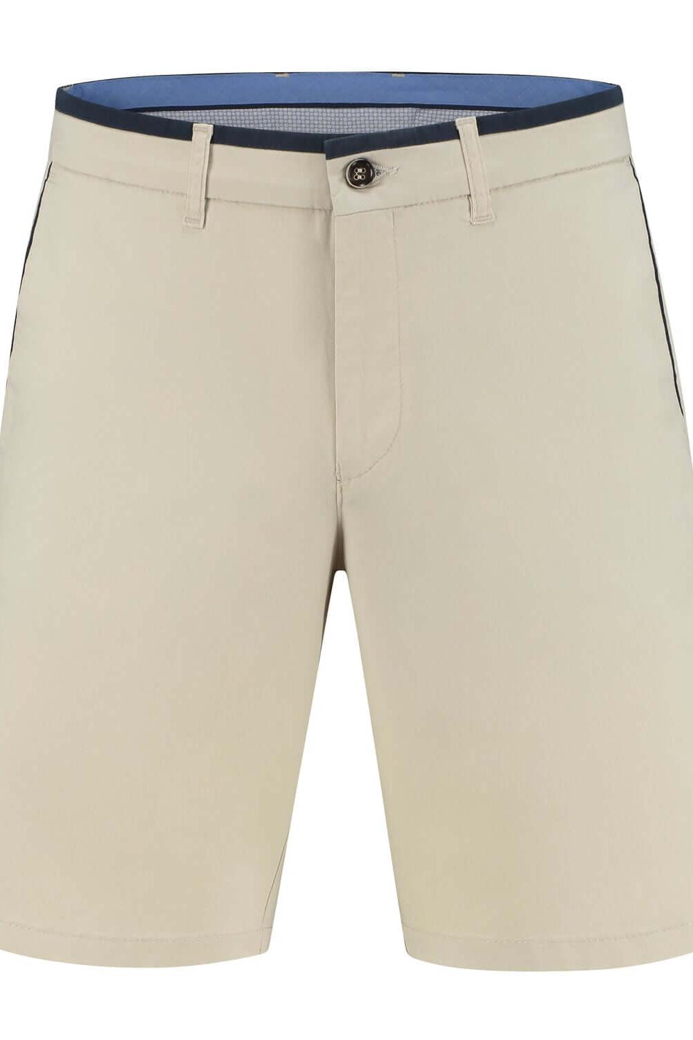 Chino bermuda kit in beige with stretch cotton and a comfortable fit, perfect for casual occasions.