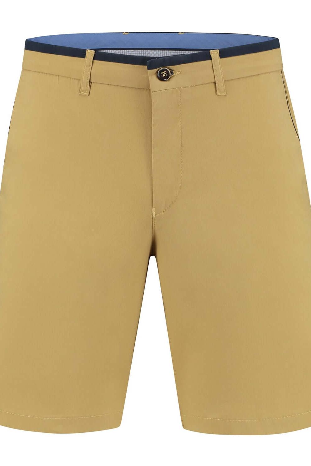 Chino bermuda oker, katoen en elastaan, comfortabel en trendy in okerkleur.