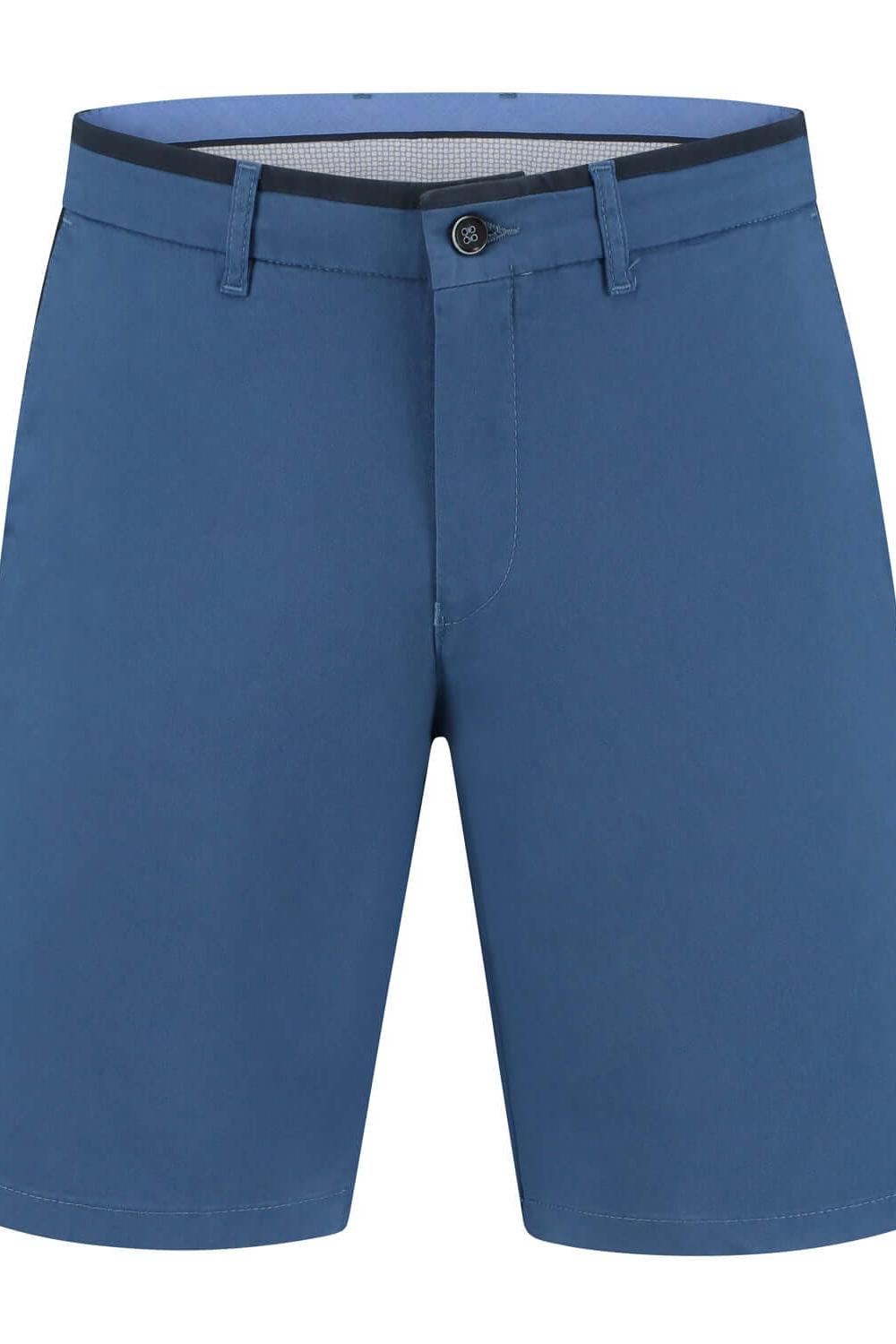 Chino bermuda royal blue in katoen-elastaan met scherpe stiksels, perfect voor casual en zomeroutfits.