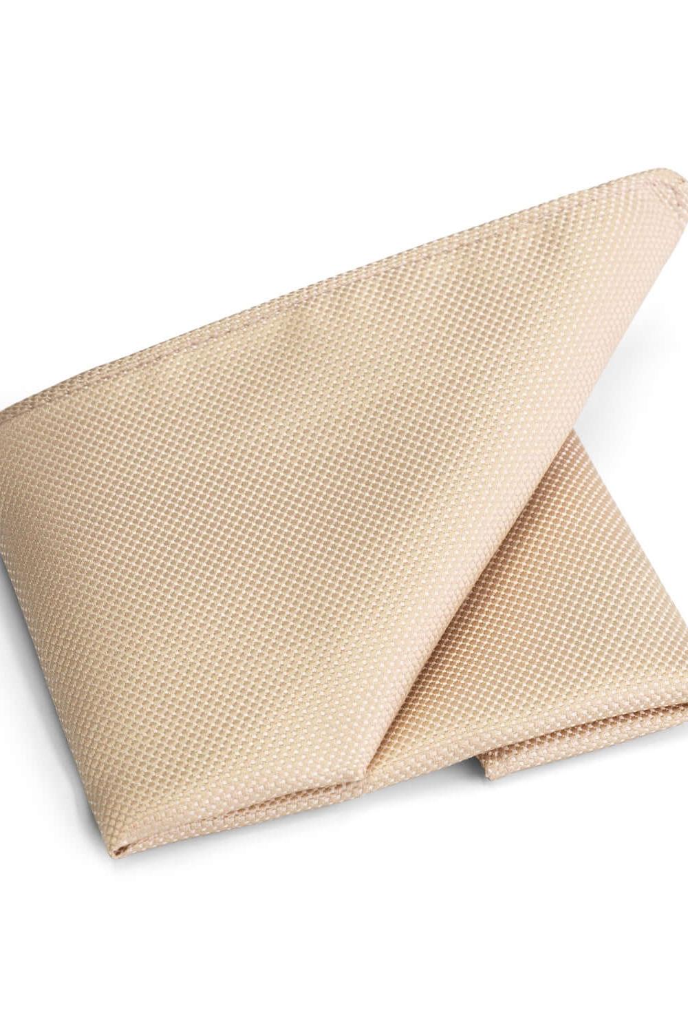 Pochet PE beige, gekreukt en onderhoudsvriendelijk, ideaal voor stijlvolle kledingaccessoires.