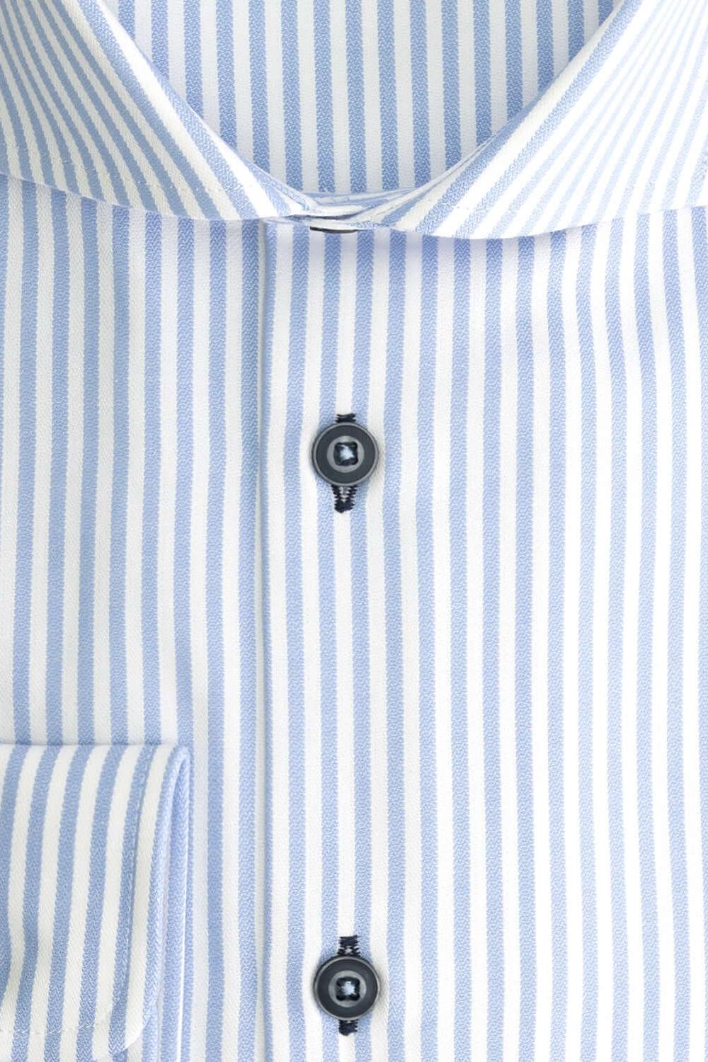 Blumfontain streep blauw-wit overhemd met spreadkraag en knopen in blauw-wit gestreept design.