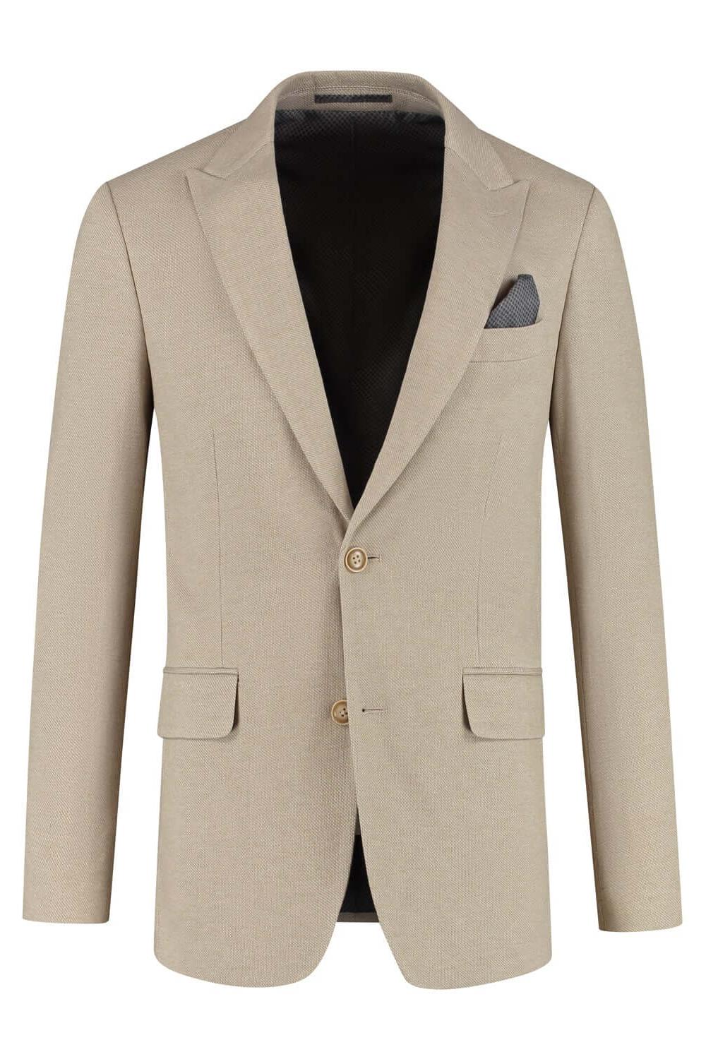 Pak stretch dune beige jasje met nette afwerking en zakdoek in de borstzak.