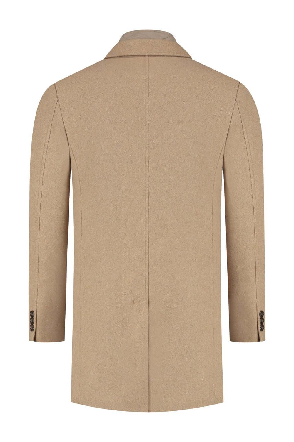 Coat windvanger camel, achterkant van een moderne camel kleurige overjas.