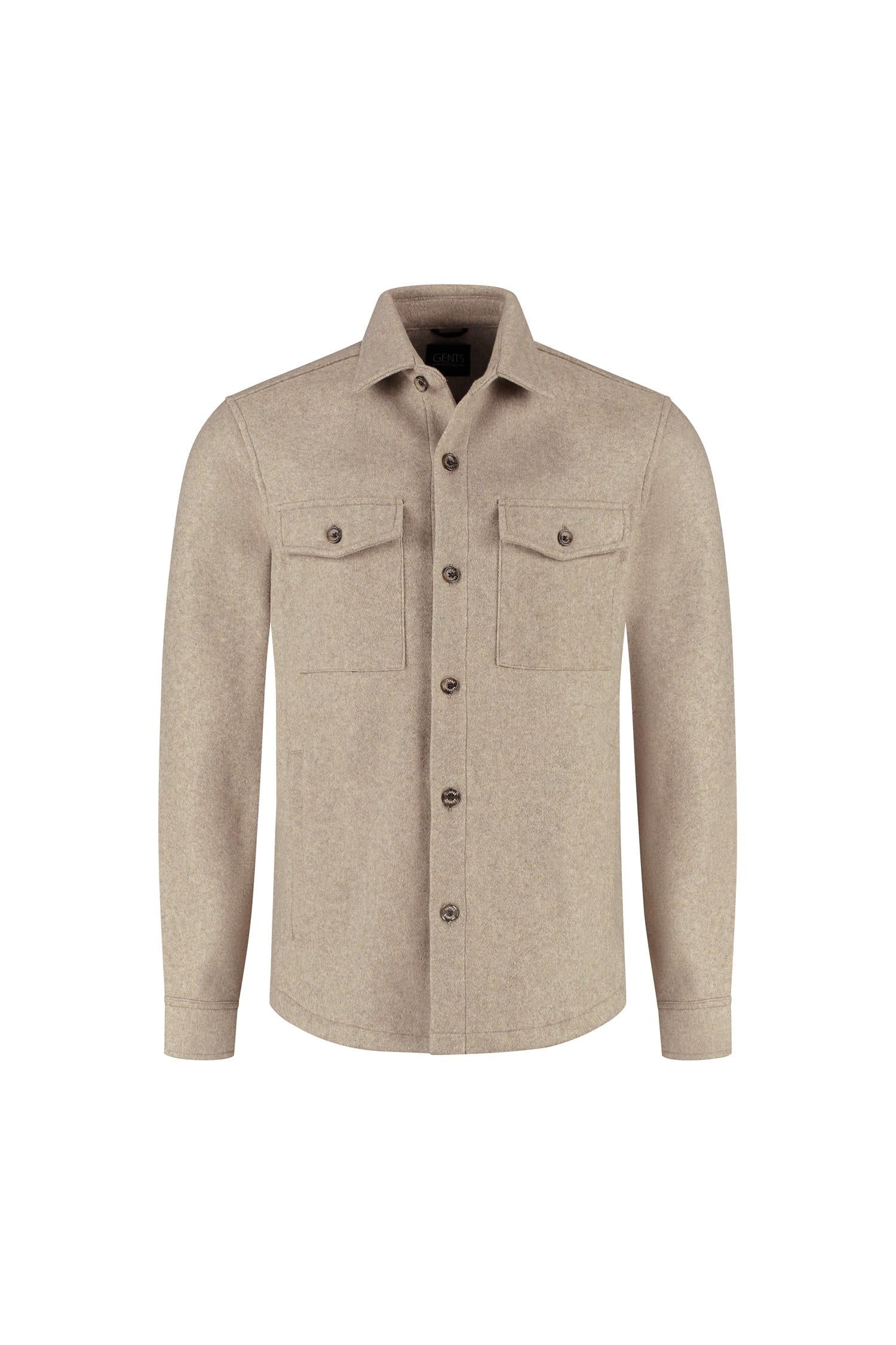 Beige overshirt met lange mouwen, kraag, knoopsluiting en borstzakken.