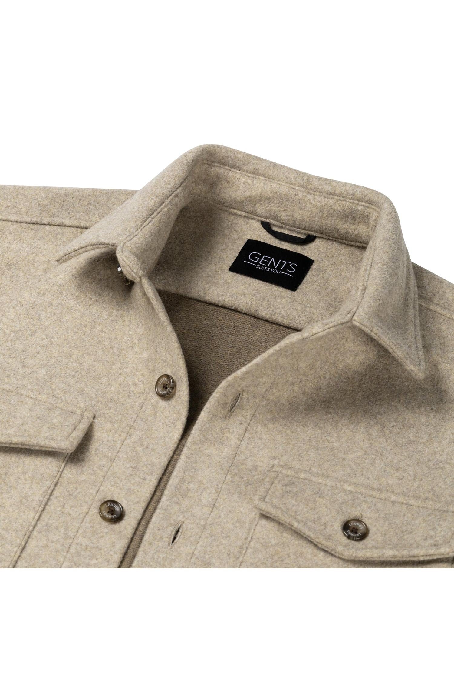 Overshirt beige met kraag, knopen en borstzakken, ideale casual outfit.