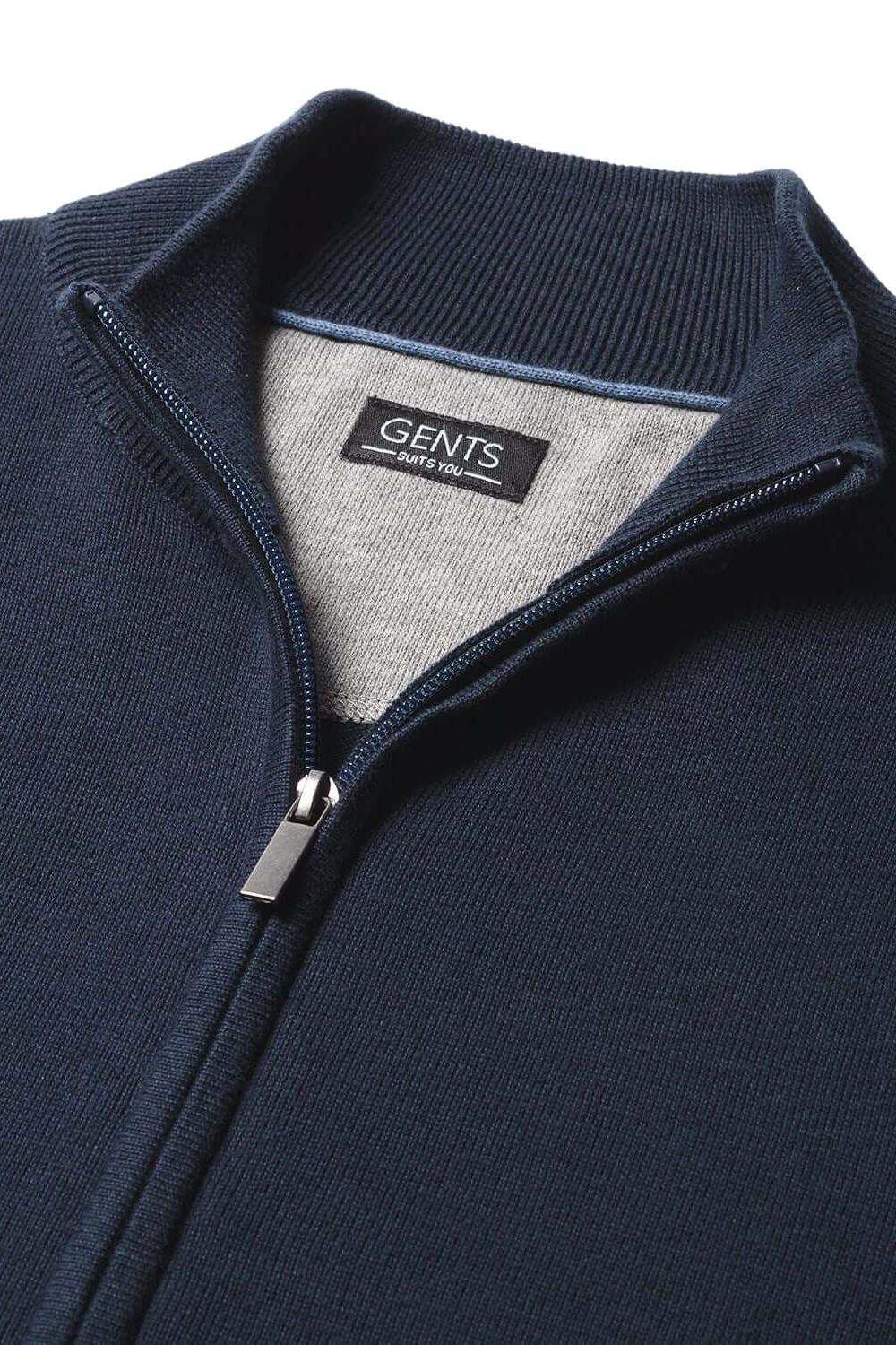 Full zip navy Katoenen full-zip jack in navy met soepele ritssluiting, close-up van de rits en kraag.
