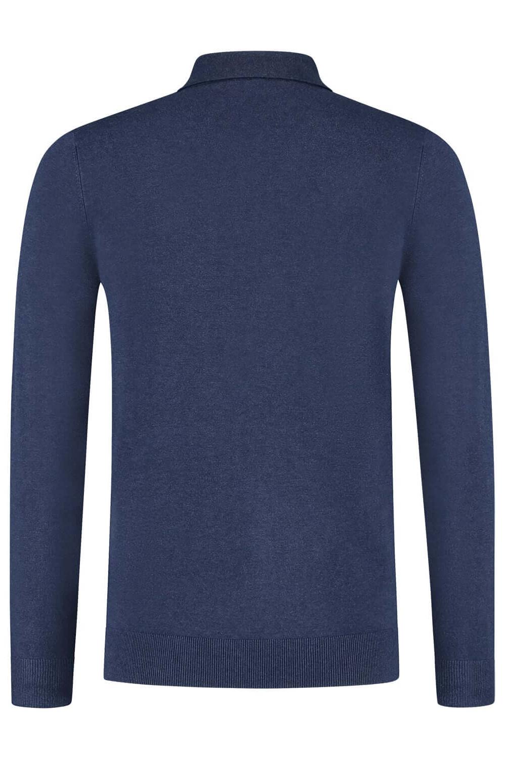Achteraanzicht van een zachte trui polokraag blauw met knoopsluiting.