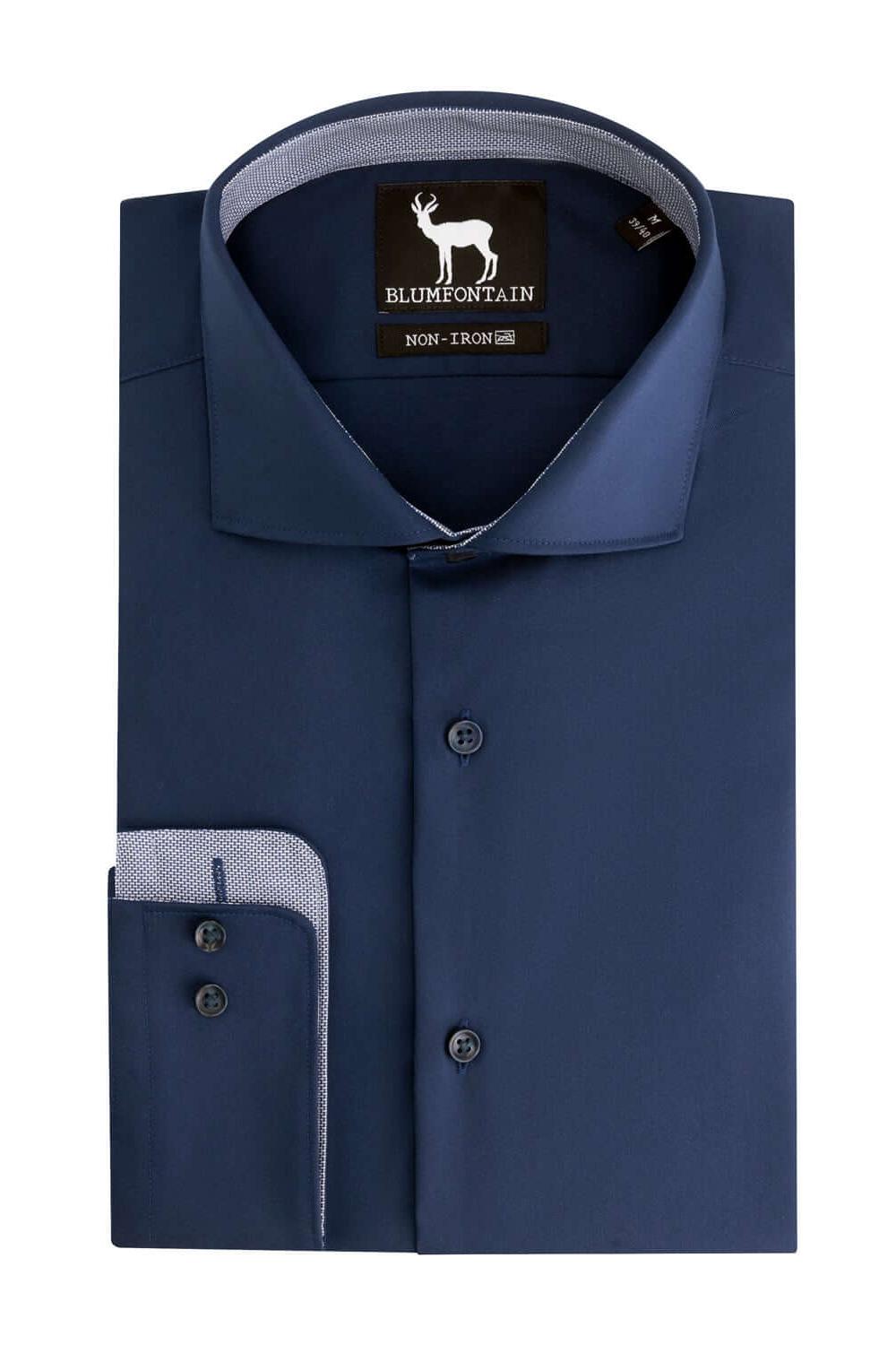 Blumfontain NOS navy ademend katoen-elastaan overhemd met non-iron afwerking en moderne pasvorm.