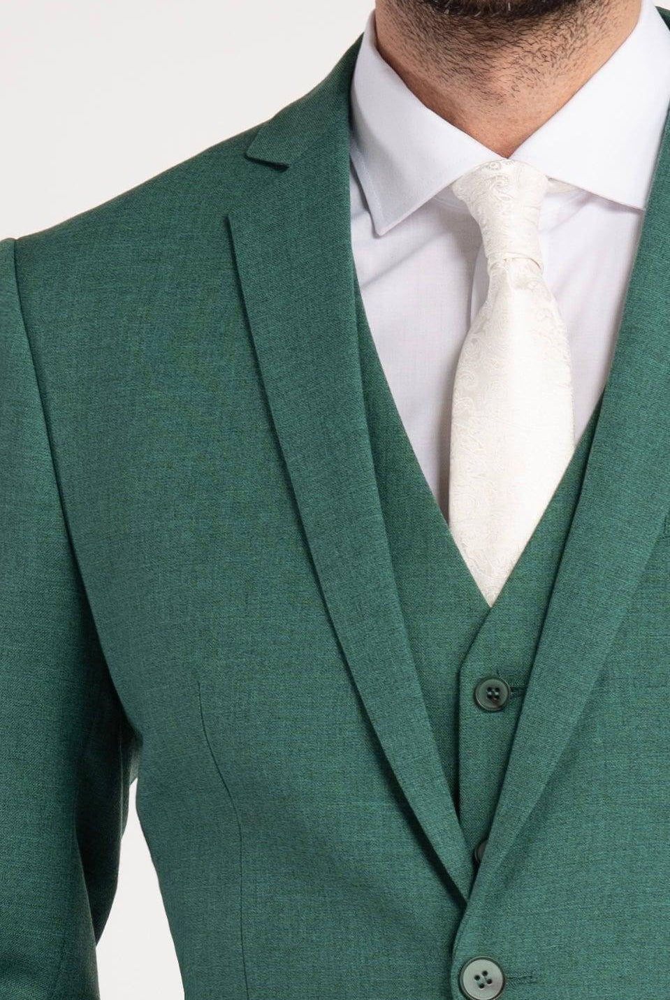 Pak ceder groen 3-delig, elegant groen pak met een witte stropdas en moderne snit.