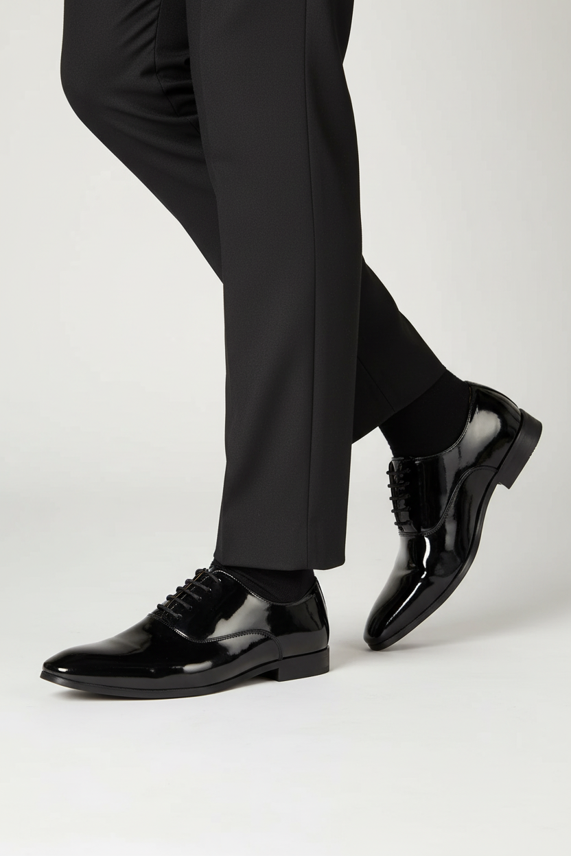 Lakschoen met model - zwarte sokken