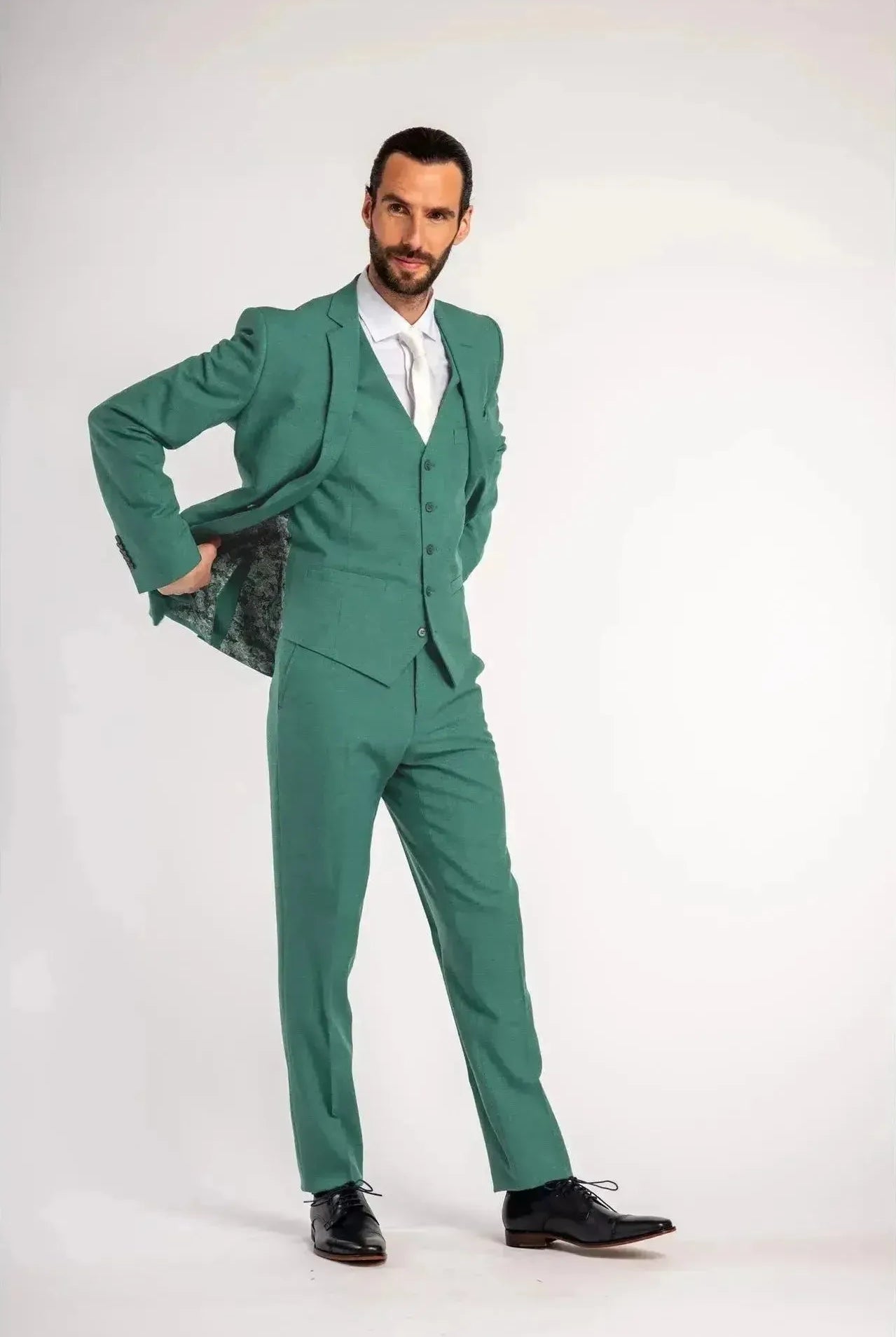 Pak ceder groen 3-delig outfit worn by a man posing confidently.