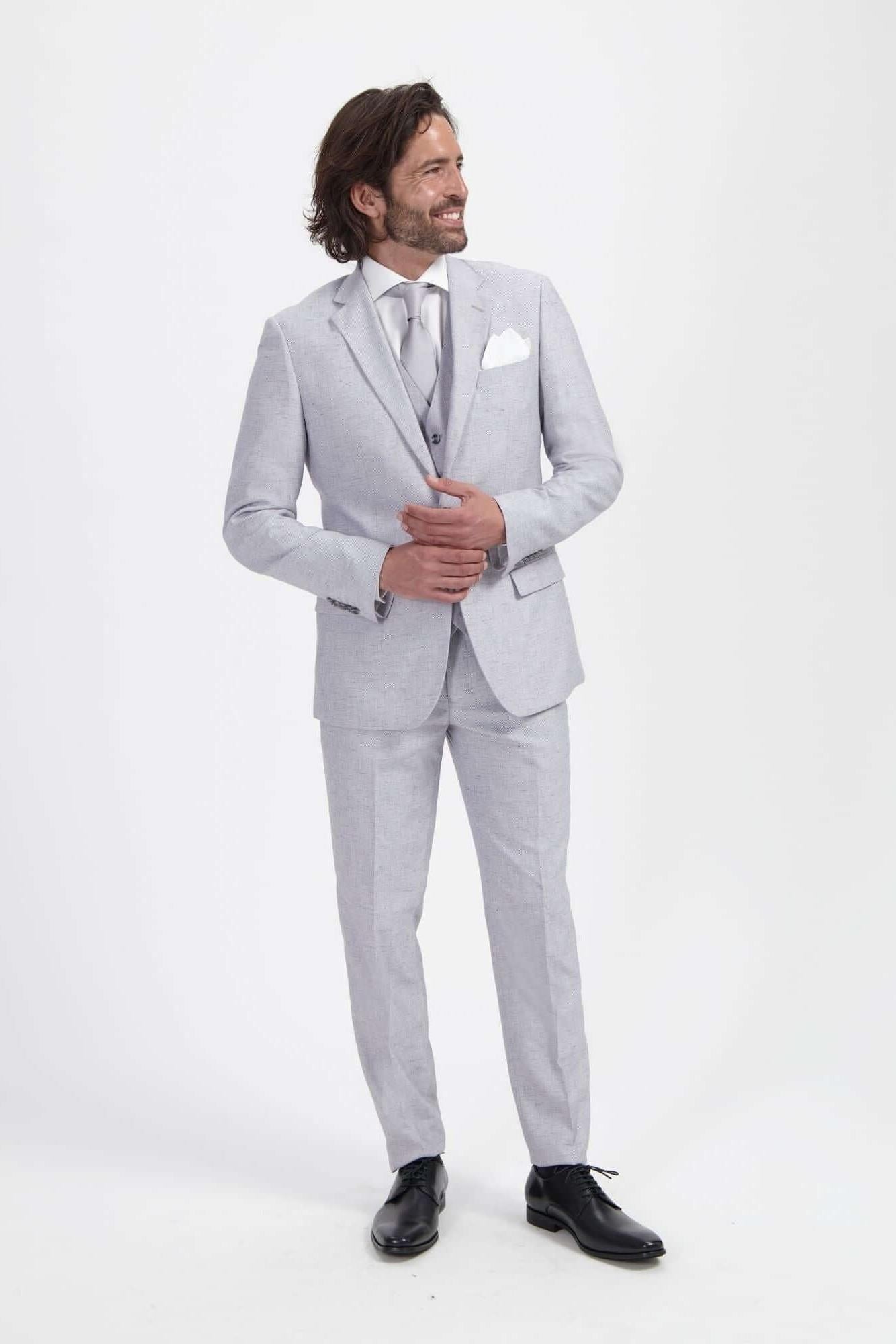 Pak linnenblend zilvergrijs 3-delig model in klassieke pose met blazer en gilet.