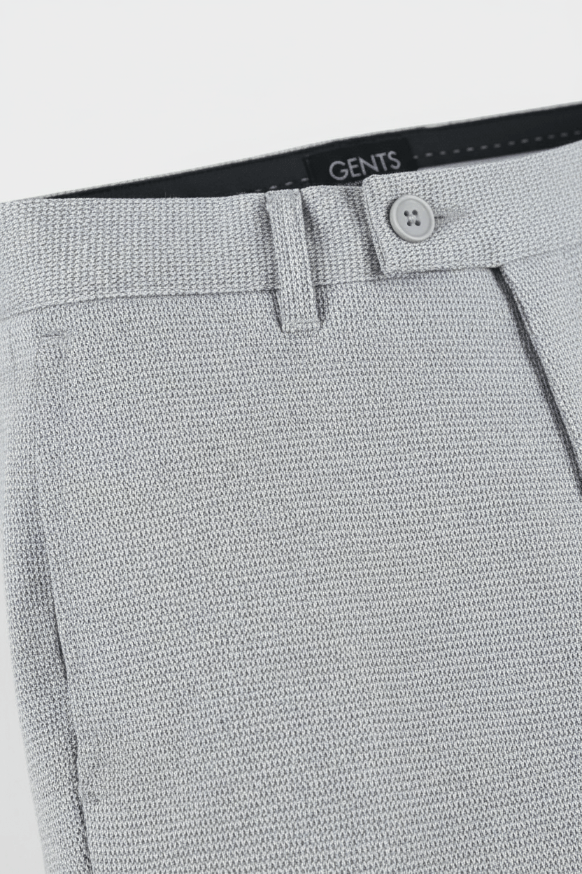 Pantalon stretch pique melange grijs close-up view showcasing comfort and versatile design.