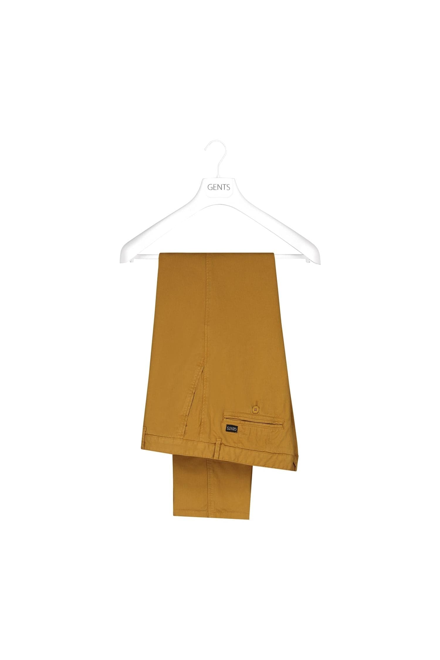 Chino seas-nos oker met ademend katoen, veelzijdig en comfortabel, op hanger in oker tint