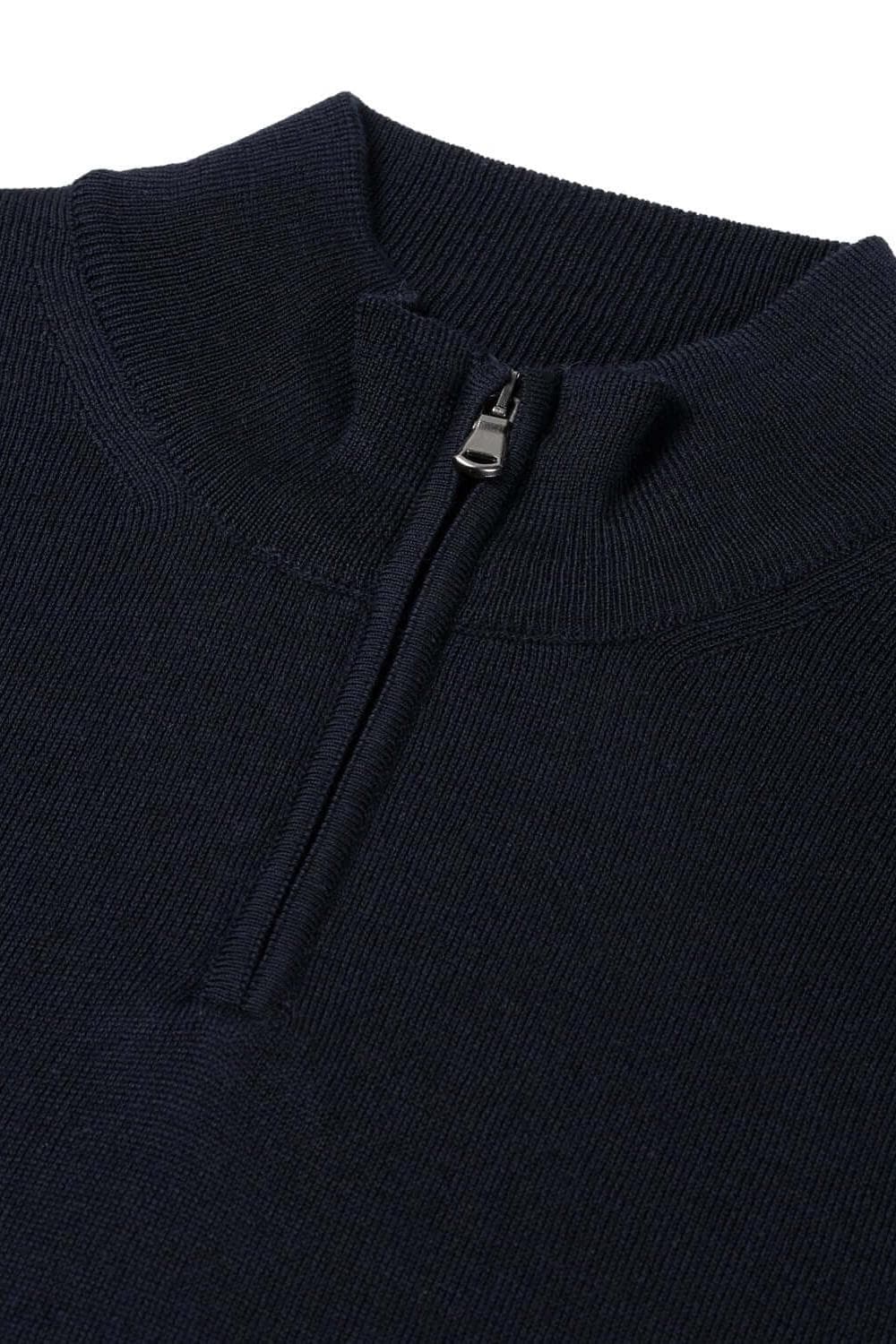 Halfzip merinoblend navy blauw, ademend en onderhoudsvriendelijk, met zwarte rits en kreukarme stof.