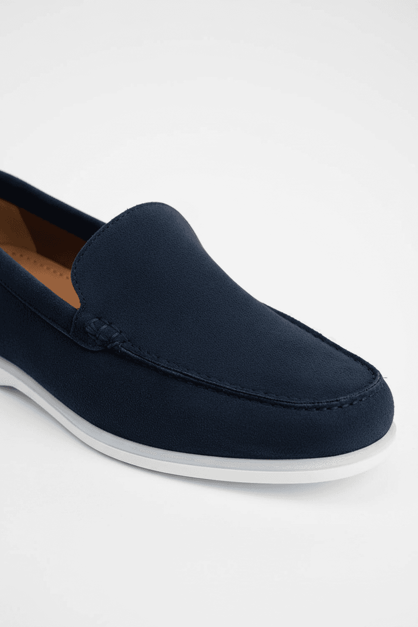 Loafer navy, lichtgewicht microfiber slip-on ontwerp, comfortabel en stijlvol.