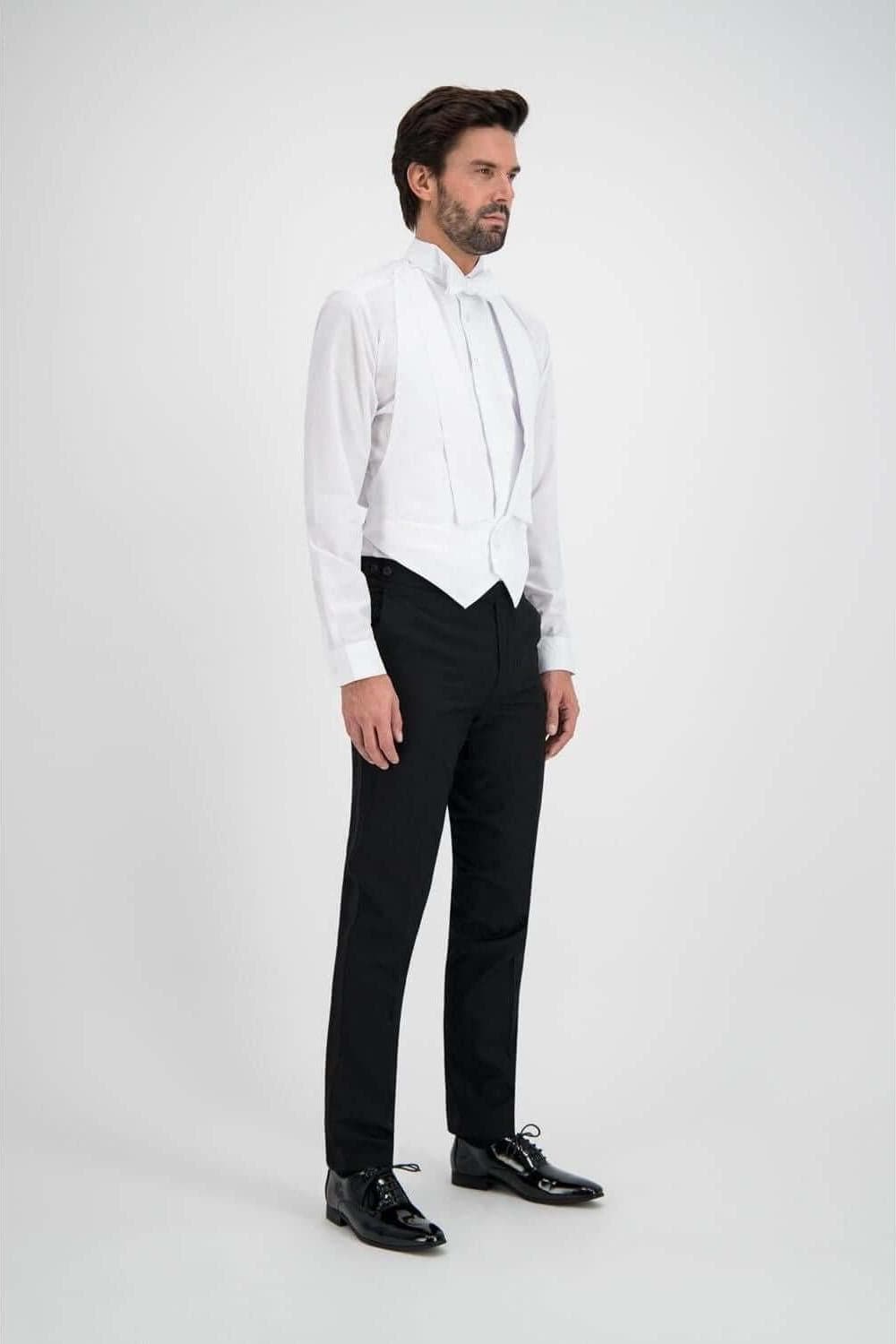 Rokkostuum compleet voor formele gelegenheden, bestaat uit een wit vest, zwarte broek en glanzende schoenen.