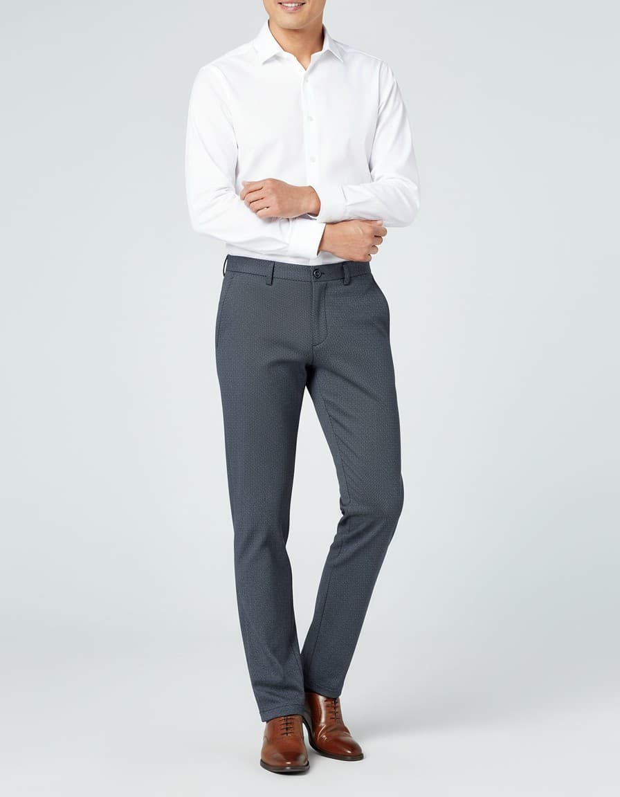 Chino slim blokje blauwgrijs — op model