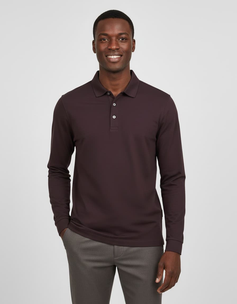 Langarm-Poloshirt in Dunkelrot — auf dem Model