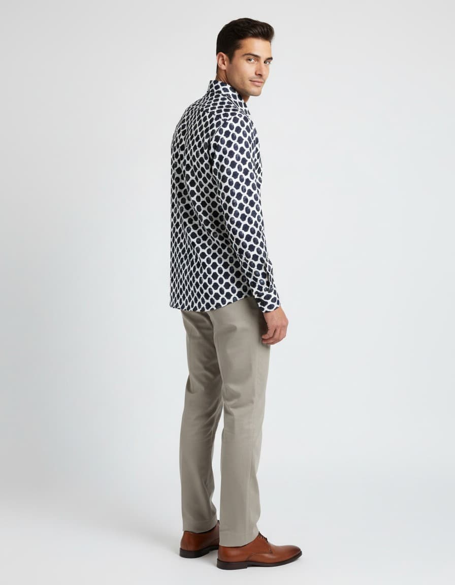 Hemd print saturn blauw — op model