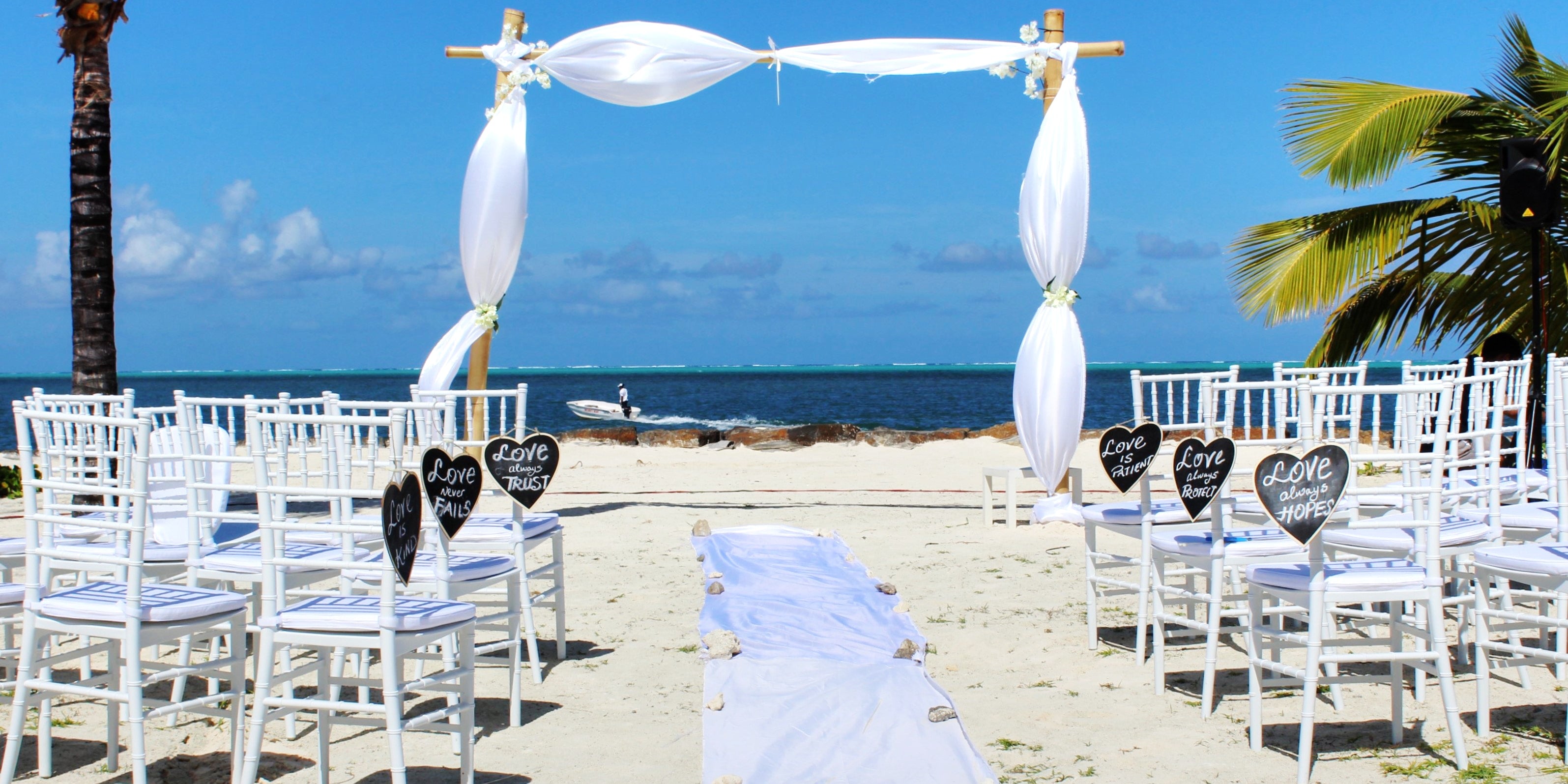 De geschikte etiquette voor een strand bruiloft