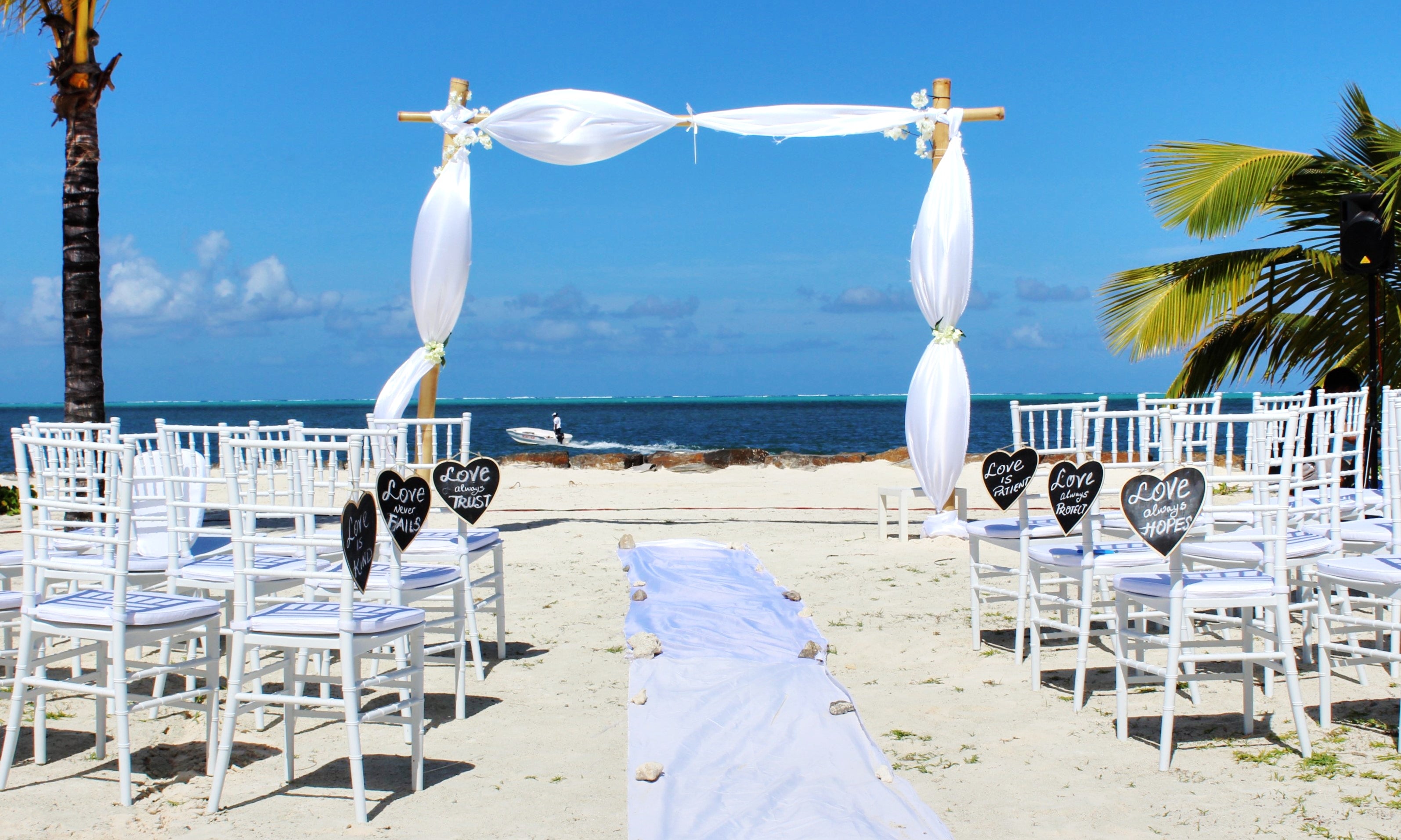 De geschikte etiquette voor een strand bruiloft