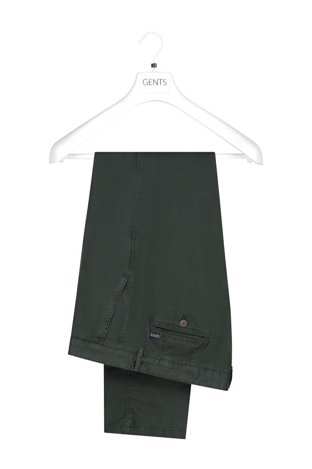 Chino seas-nos petrol katoenen chino met stretch in petrolkleur, zacht en robuust, hangend aan een kledinghanger.