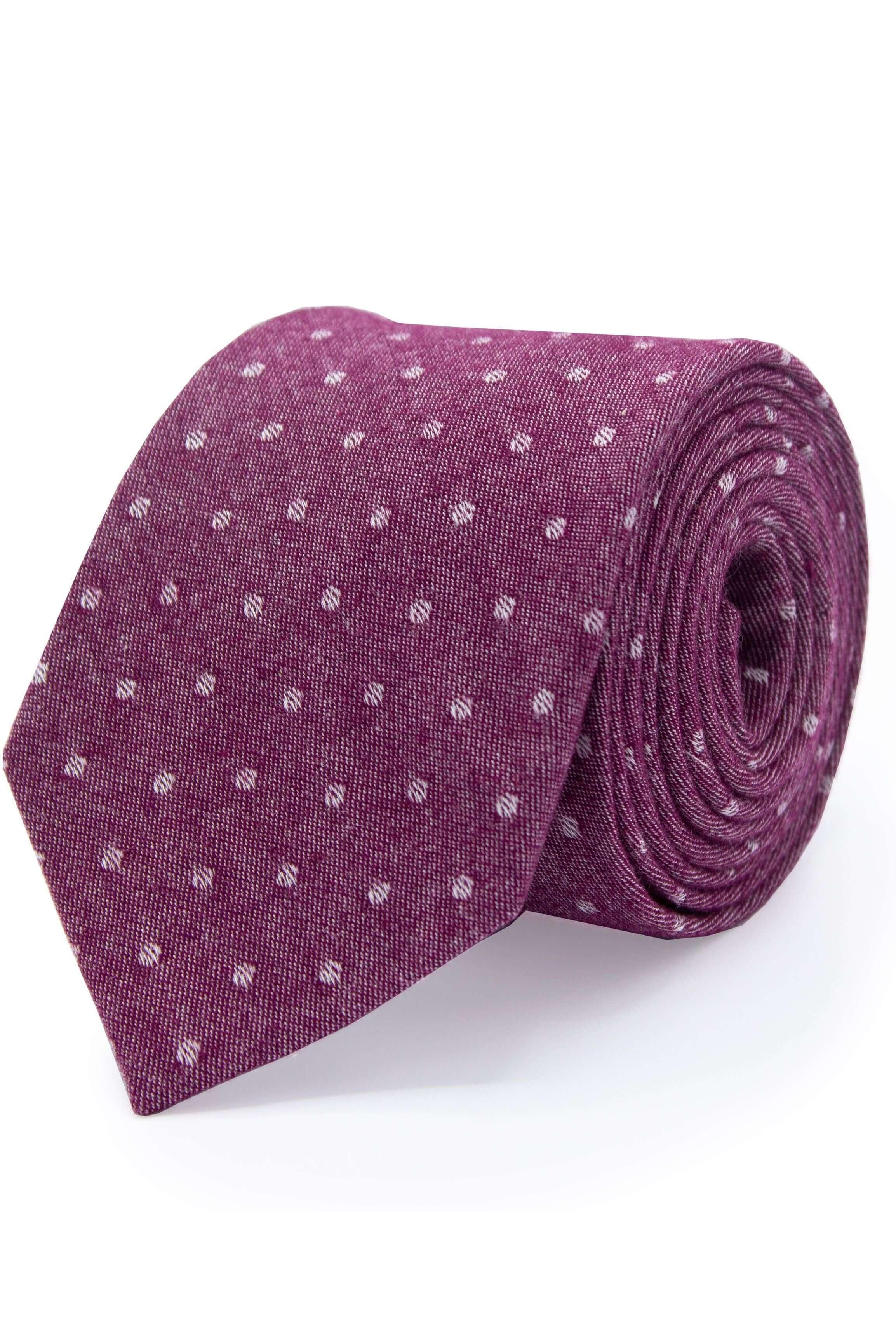 Stropdas zijde rood met subtiel patroon, dieprood en comfortabel, ideale keuze voor elegante outfits.