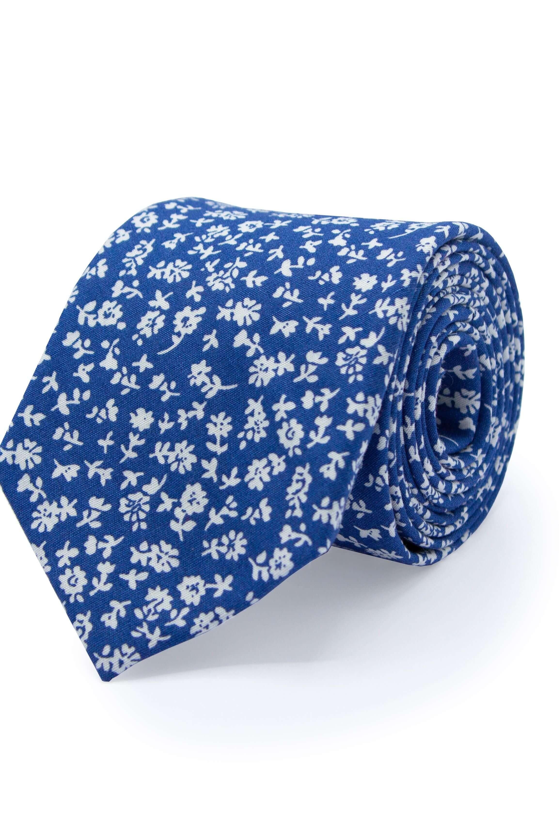 Stropdas zijde blauw met blauw bloemendessin, ademend, zacht en veelzijdig, perfect voor elke gelegenheid.