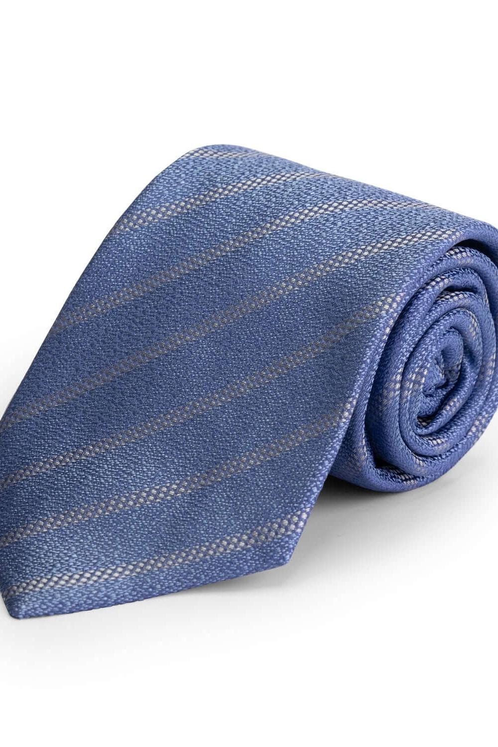 Lichtblauwe zijde stropdas met diagonale strepen en luxe uitstraling, perfect voor elke gelegenheid. Stropdas zijde.