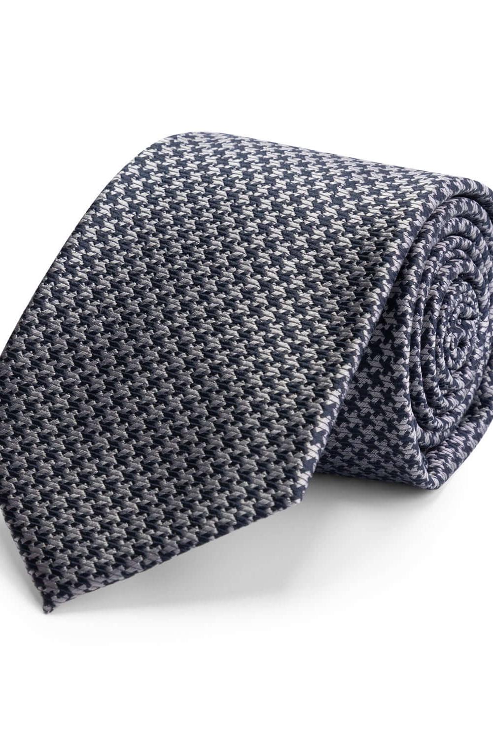 Stropdas zijde in een elegante rol, perfect voor formele kostuums met een kreukvrije knoop.