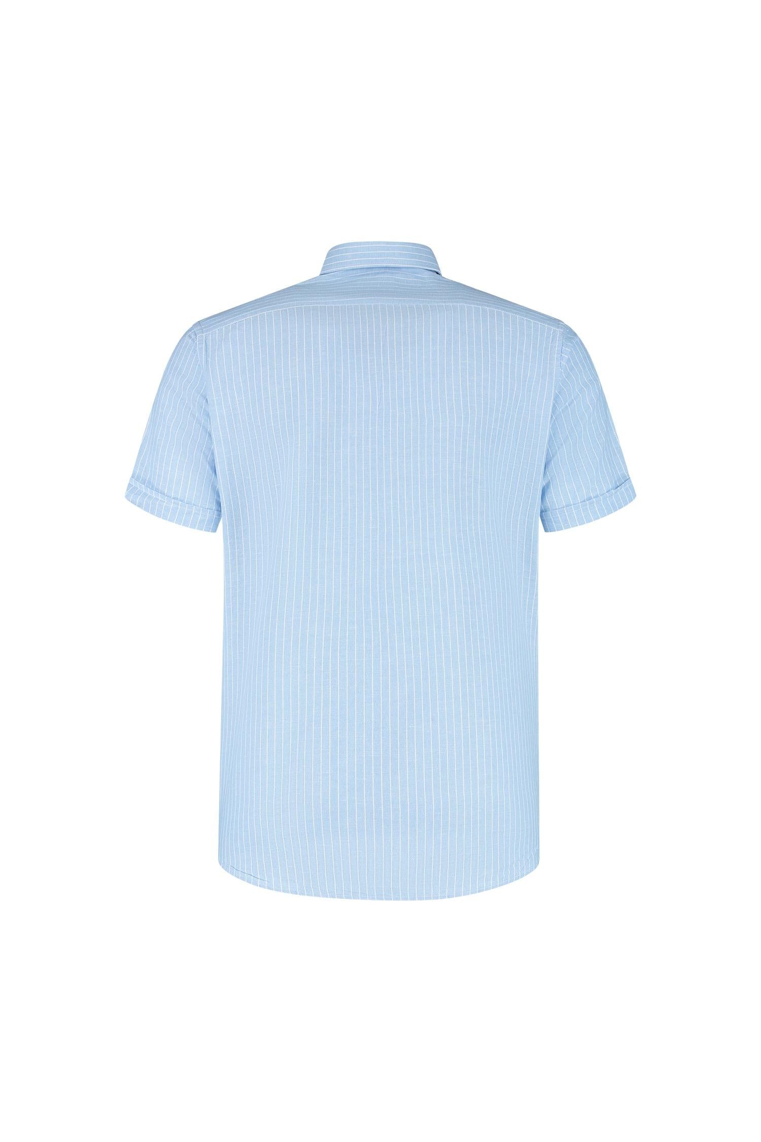 A light blue short sleeve linen-cotton shirt, back view, featuring a breathable fabric mix: Korte mouw linnen-katoen lichtblauw.