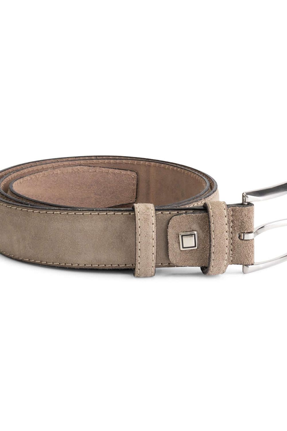 Riem suede zand - zandkleurige suède riem met zilverkleurige gesp en doorgestikte randen.