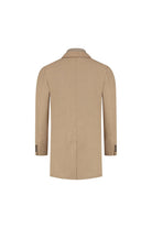 Coat windvanger camel - achteraanzicht van een camelkleurige overjas met moderne snit en geïntegreerde windvanger.
