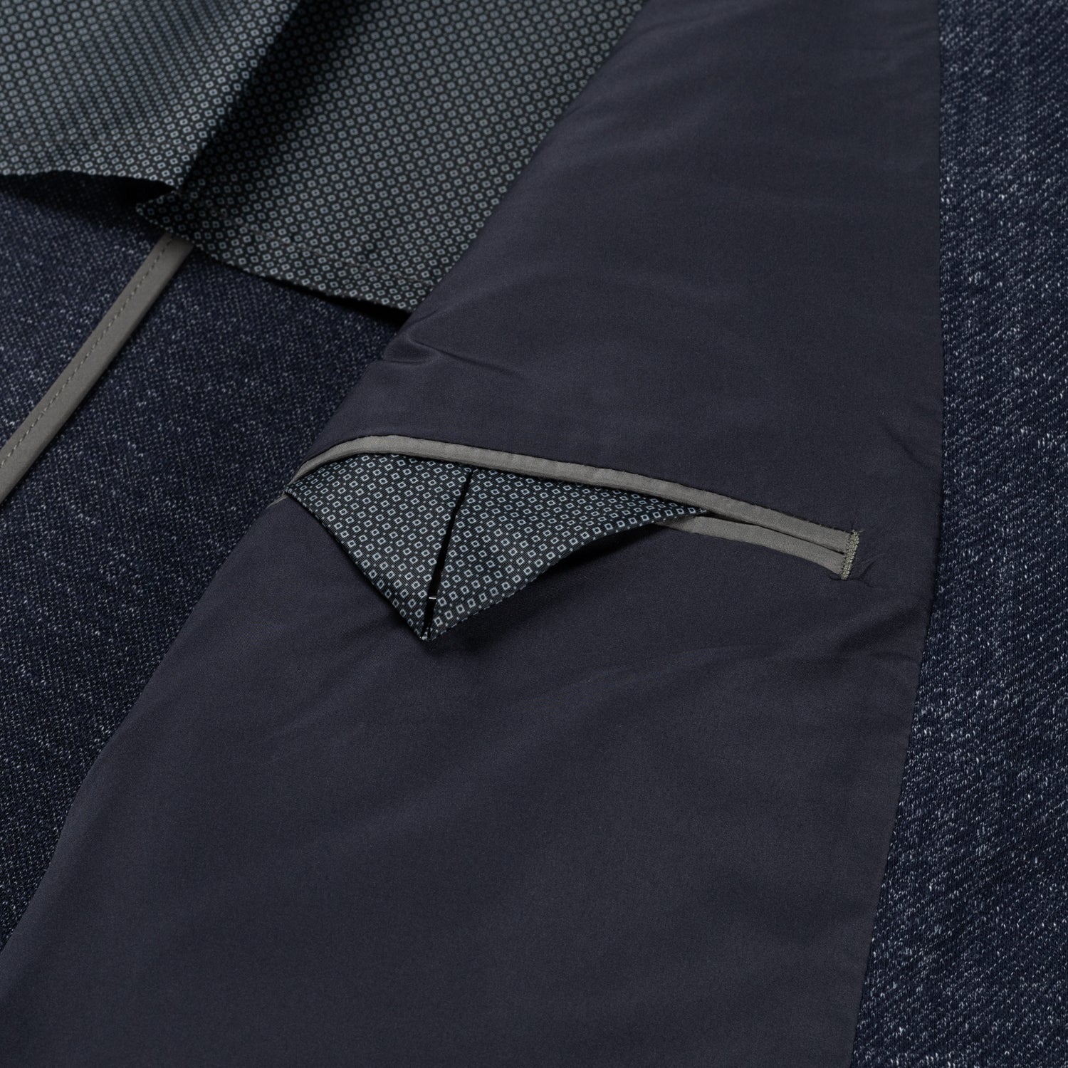 Detail van de binnenvoering van Colbert stretch ruit blauw met subtiele ruitpatroon en contrastkleurige zakken.