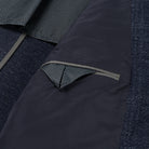 Detail van de binnenvoering van Colbert stretch ruit blauw met subtiele ruitpatroon en contrastkleurige zakken.