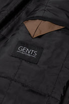 Coat houndstooth windvanger zwart-grijs detail met GENTS label op de zijkant van de jas.