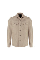 Overshirt beige met lange mouwen, kraag, knoopsluiting en borstzakken.