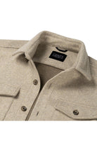 Overshirt beige met lange mouwen, kraag, knoopsluiting en borstzakken in beige kleur.