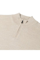 Halfzip merinoblend off-white, close-up of cozy fabric with zip collar design.