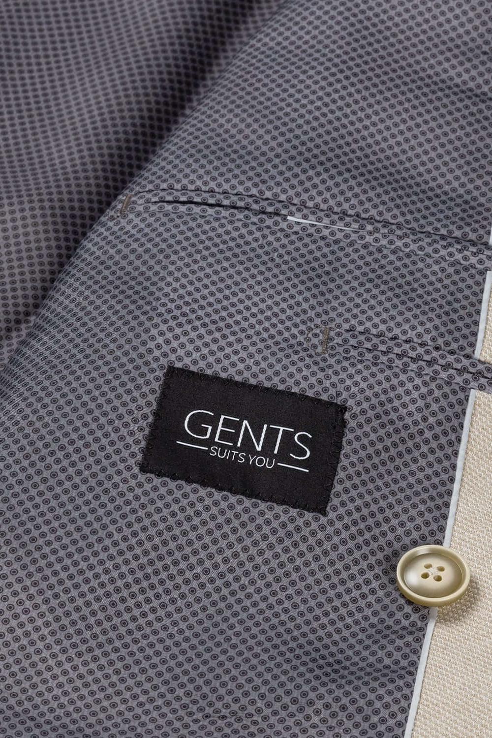 Close-up of the interior label of the Pak 2-rij stretch dune beige suit by GENTS, showcasing quality craftsmanship.