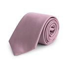 Stropdaszijdevisgraatroze, een elegante zijde stropdas in roze met visgraatpatroon.