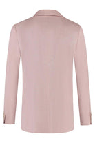 A lichtroze 3-delig pak met modern ontwerp, focus op het achtert view van het jasje.
