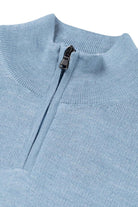 Halfzip merinoblend lichtblauw close-up view of the fabric and zipper detail.