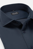 Close-up of a Pique structure stretch navy shirt collar and buttons, showcasing its casual elegance.