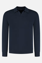 Trui riva katoen blauw, een stijlvolle blauwe trui met lange mouwen en een comfortabele kraag.