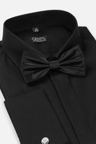 Smoking overhemd plat glad zwart met verborgen knoopsluiting en gladde afwerking.