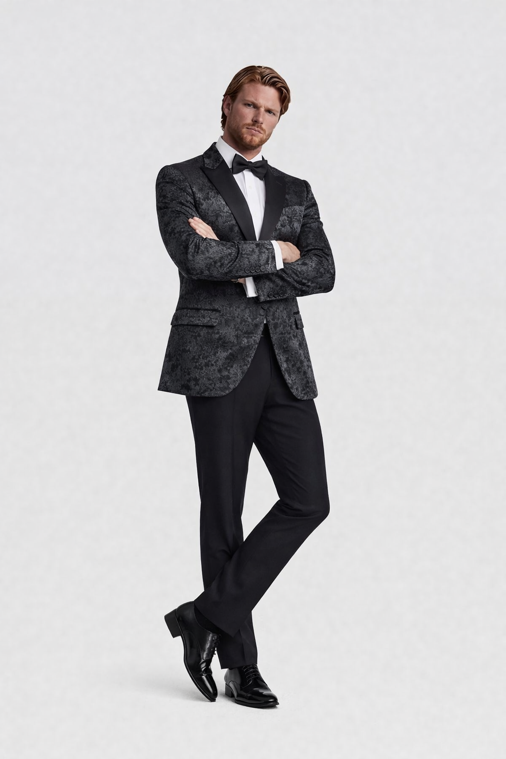 Man wearing a Dinnerjacket paisley velvet zwart with satin shawl collar and refined lining.