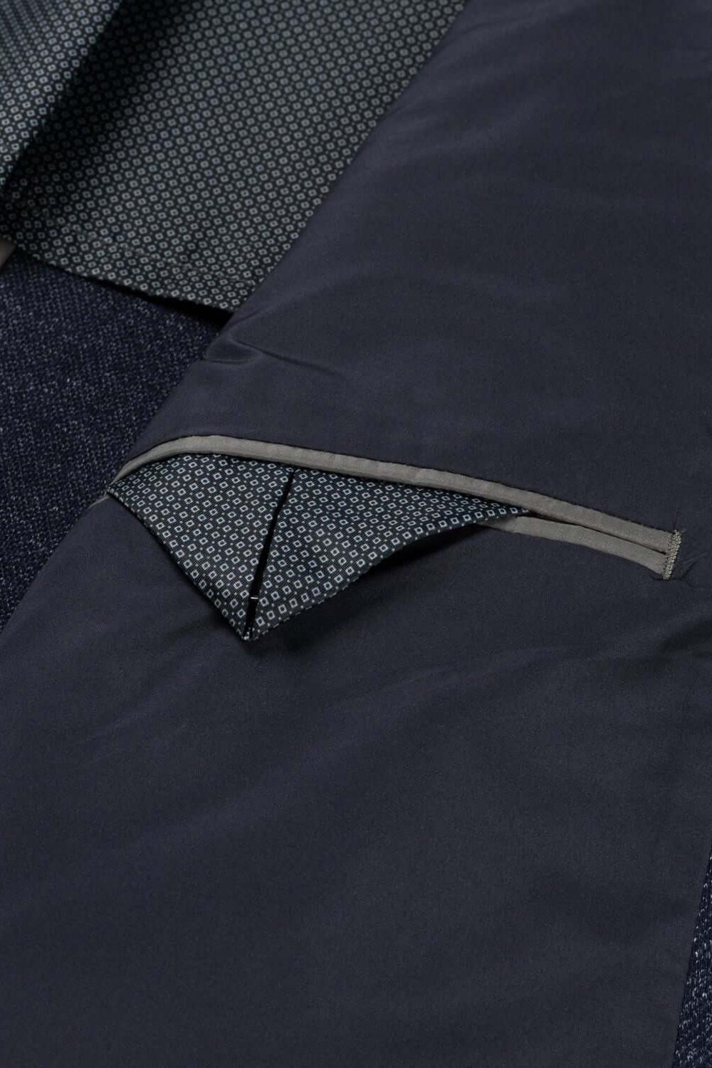 Detail van de binnenzak van het Colbert stretch ruit blauw met subtiele ruit en luxe afwerking.